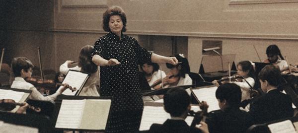 woman conducting children's orchestra